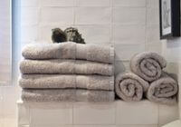 Cama, Mesa e Banho em Ibiúna